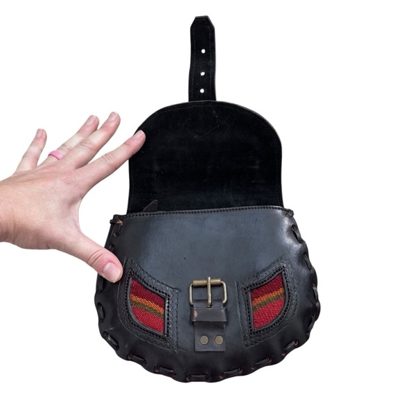 Vintage 1970’s Western Tooled Atzec Leather Crossbody Bag 8”h x 7”I - Picture 12 of 12